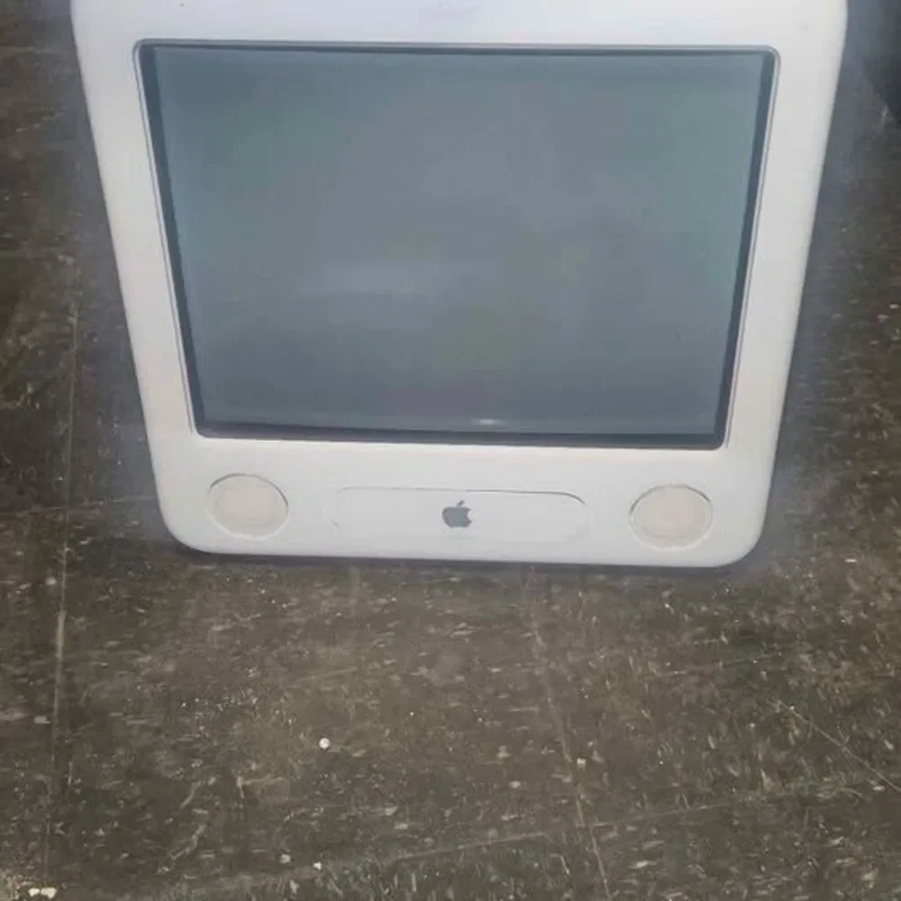 Apple eMac A1002 Desktop Computer with Keyboard